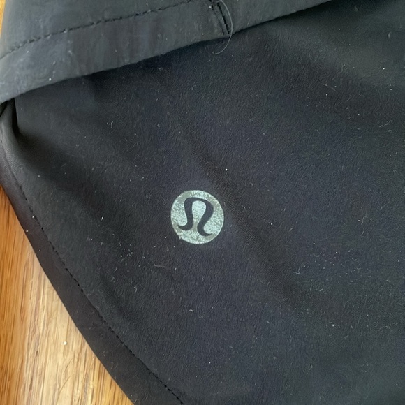 Lululemon low rise 2.5 shorts - Picture 3 of 4
